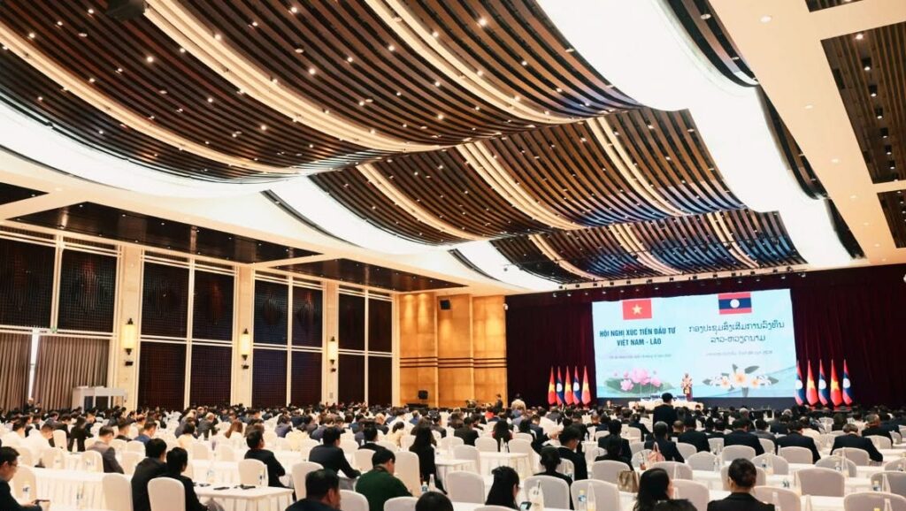 大会现场交换17份投资许可证与战略合作文件